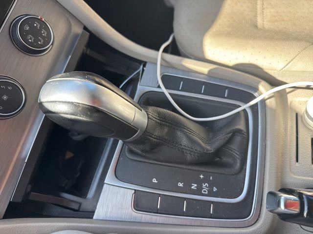 Used 2015 Volkswagen Golf S image 23