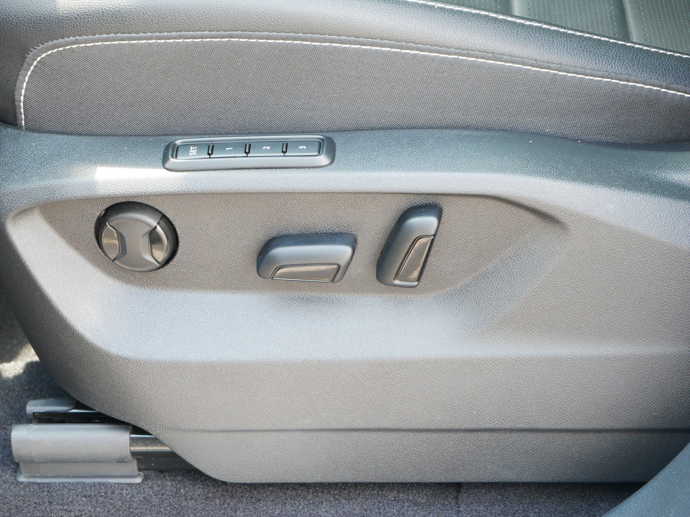 Certified 2024 Volkswagen Atlas Cross Sport SEL R-Line image 23