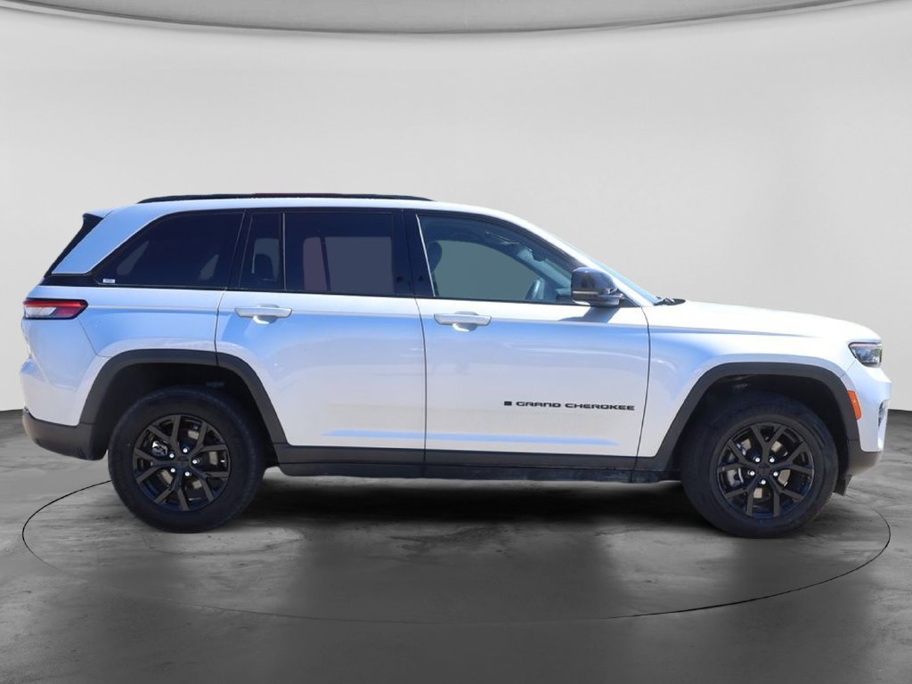 Used 2024 Jeep Grand Cherokee Altitude AWD/4WD image 9