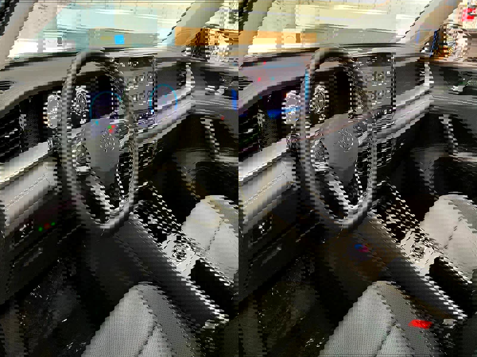 Used 2025 Volkswagen Tiguan SE w/ Panoramic Sunroof Package image 16