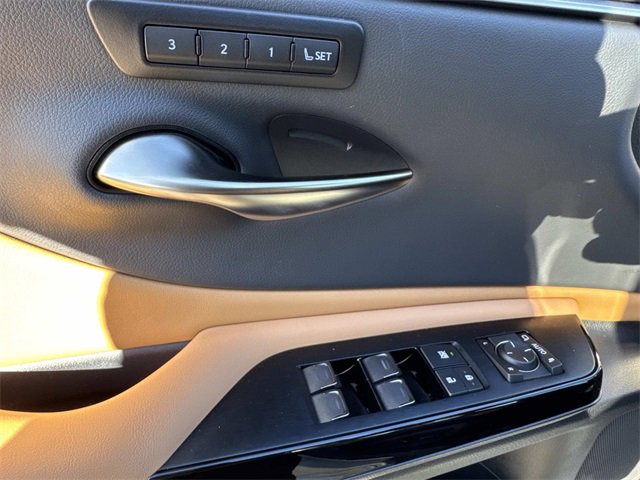 Certified 2025 Lexus ES 300h F Sport image 18