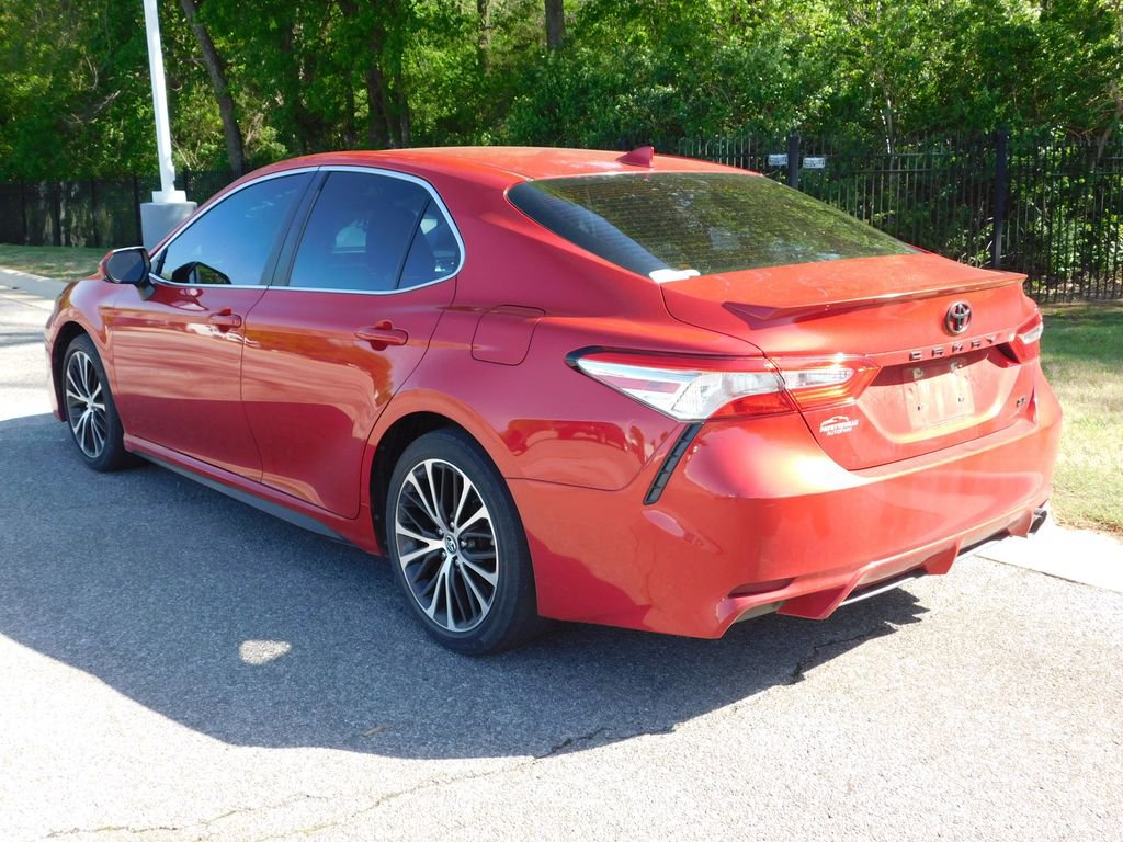 Used 2020 Toyota Camry SE image 3