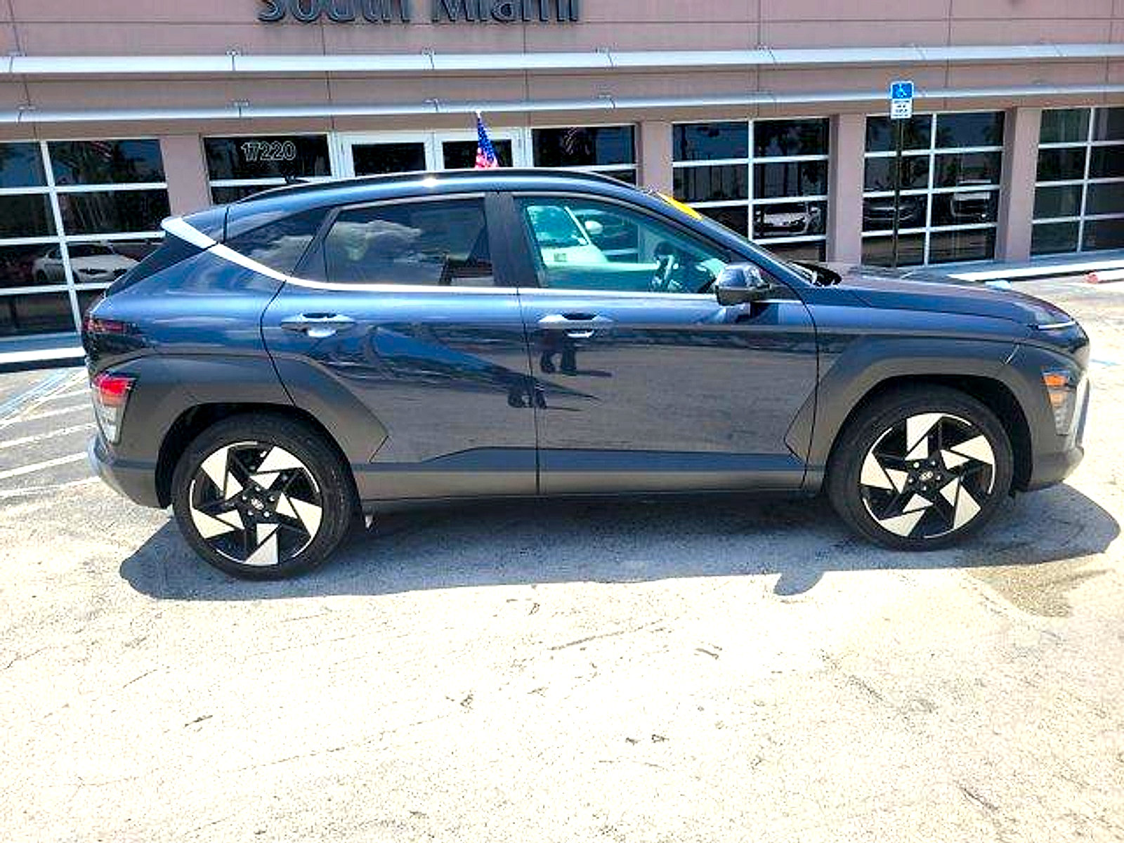 Used 2024 Hyundai Kona Limited FWD image 8