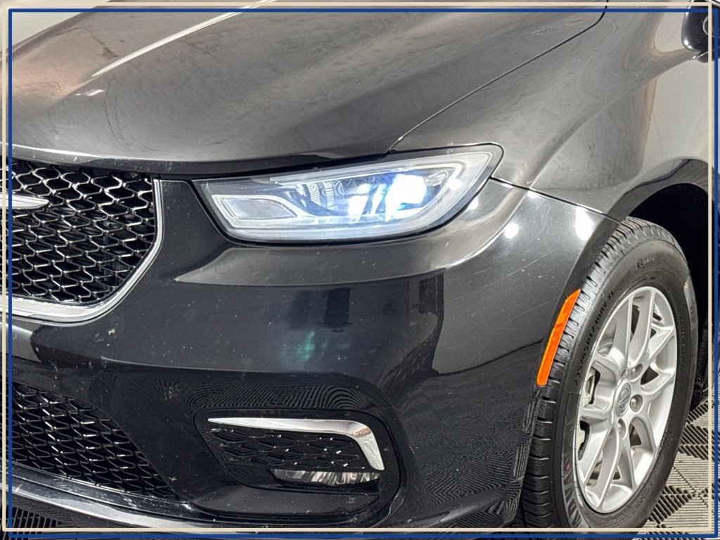 Certified 2025 Chrysler Pacifica Select FWD image 2