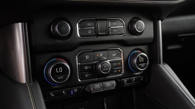 Used 2024 Chevrolet Suburban Premier image 26