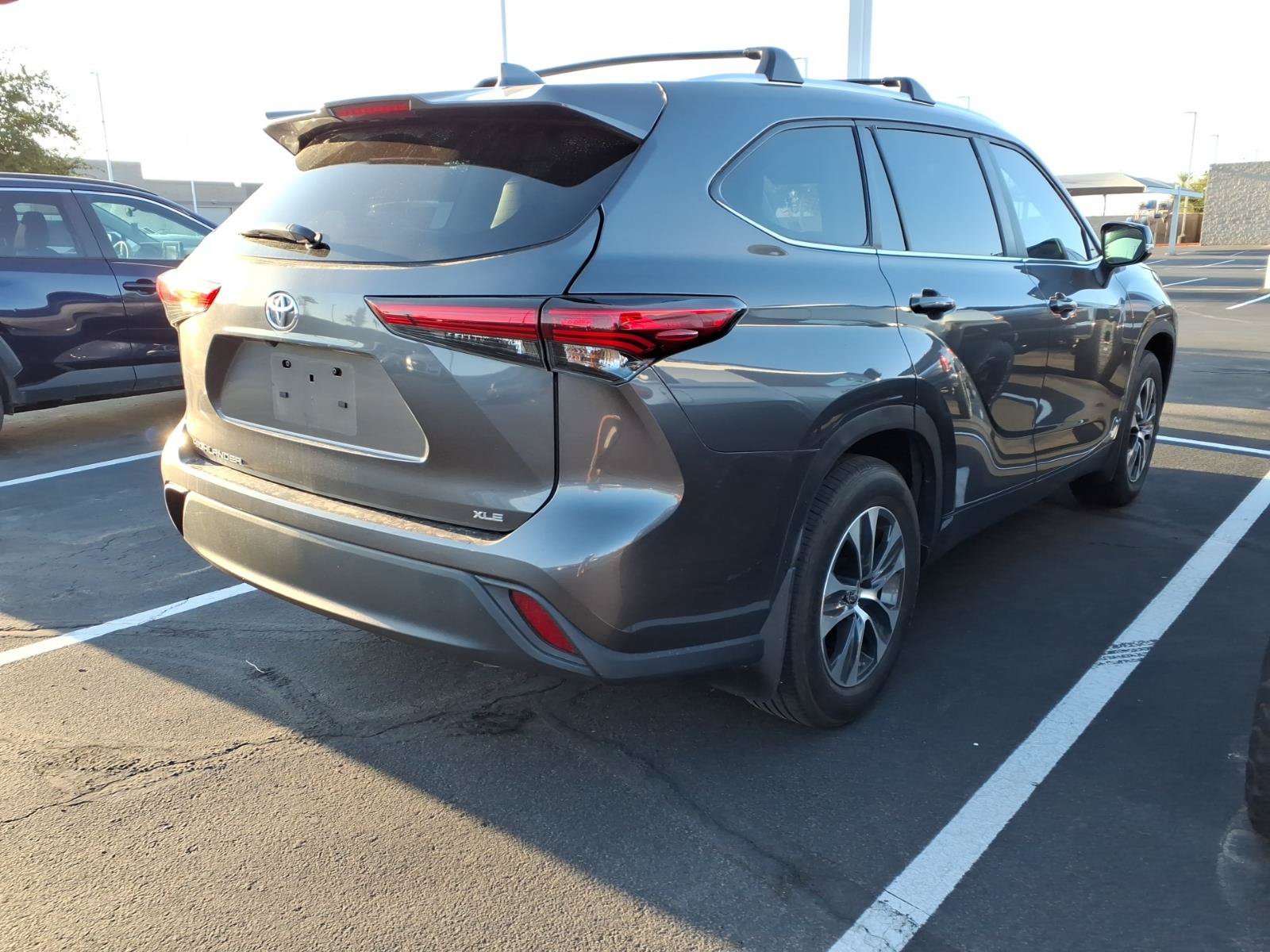 Used 2023 Toyota Highlander XLE FWD image 4