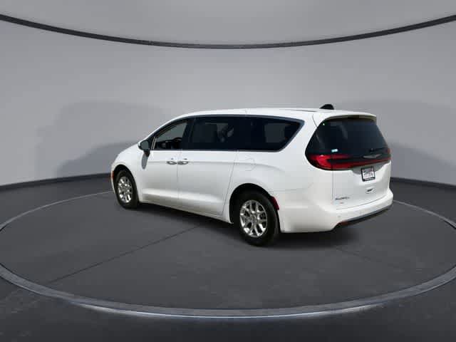 Used 2023 Chrysler Pacifica Touring-L FWD image 6