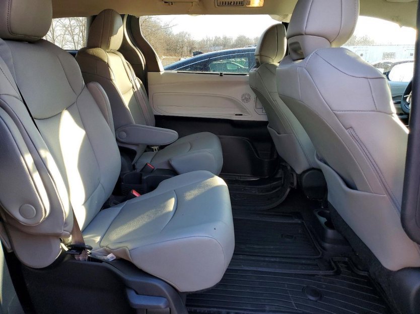 Used 2025 Toyota Sienna XLE image 9