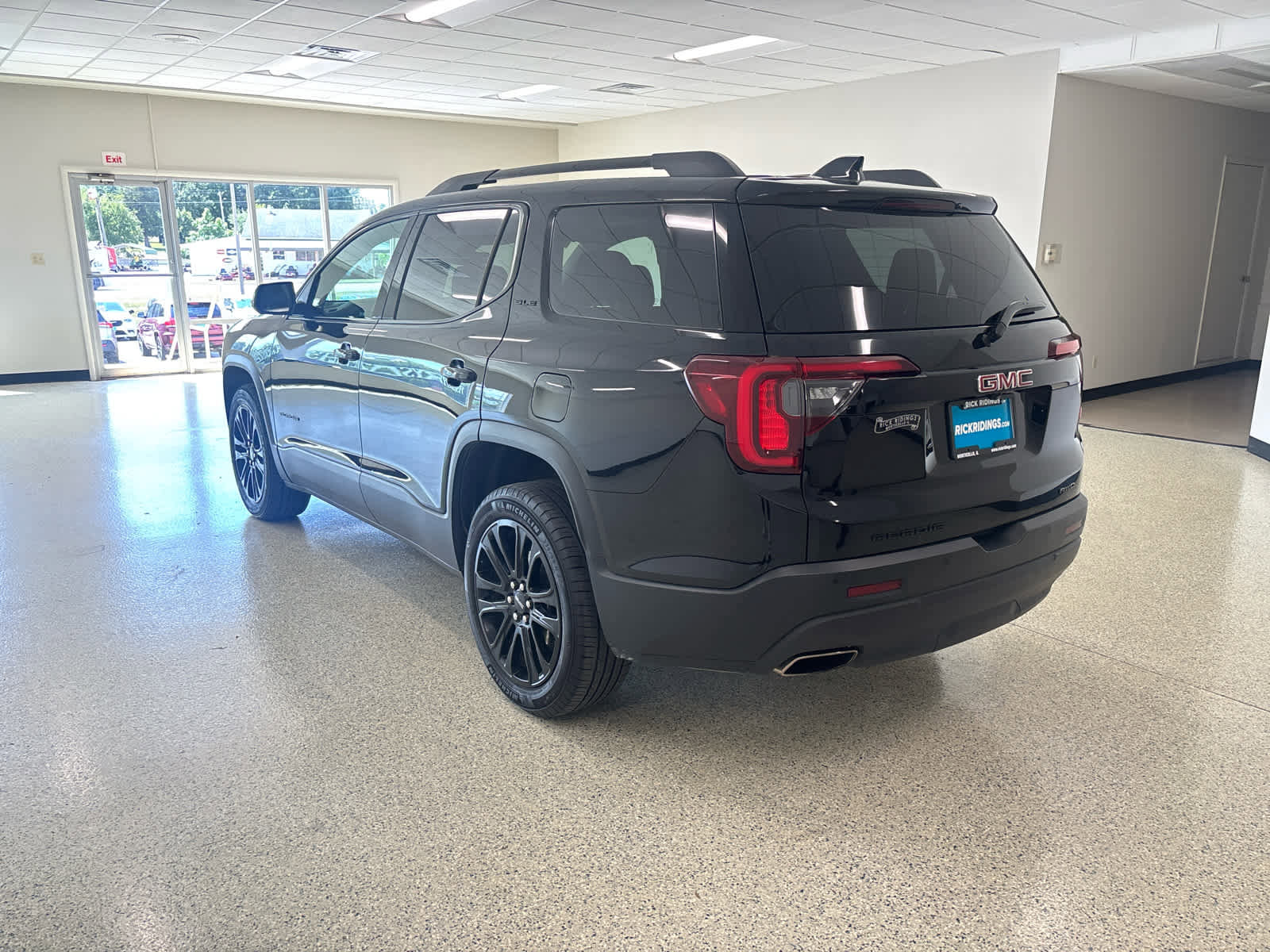 Used 2023 GMC Acadia SLE w/ Driver Convenience Package image 9