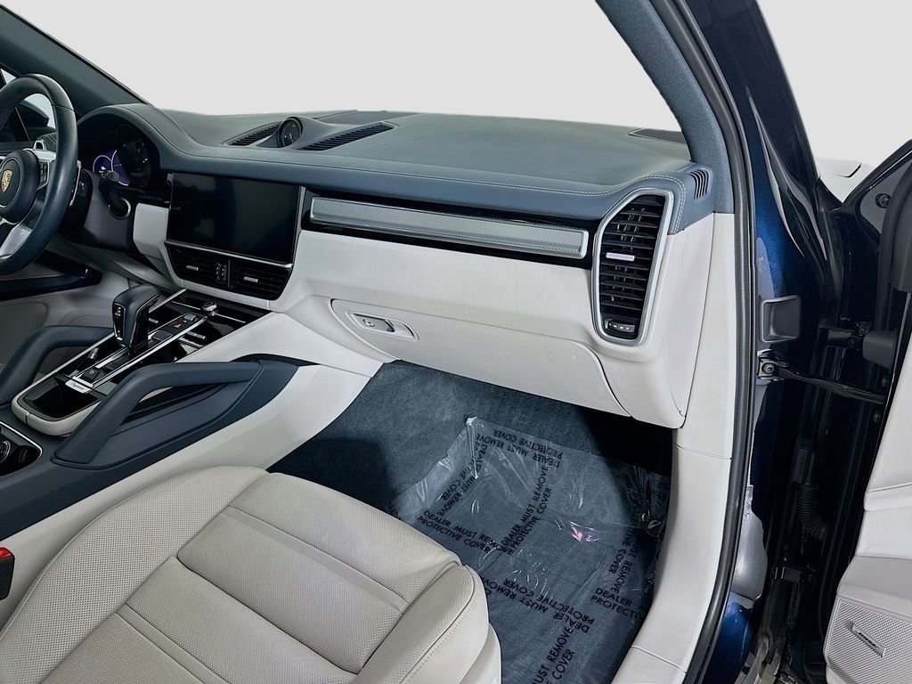 Certified 2023 Porsche Cayenne Platinum Edition image 31
