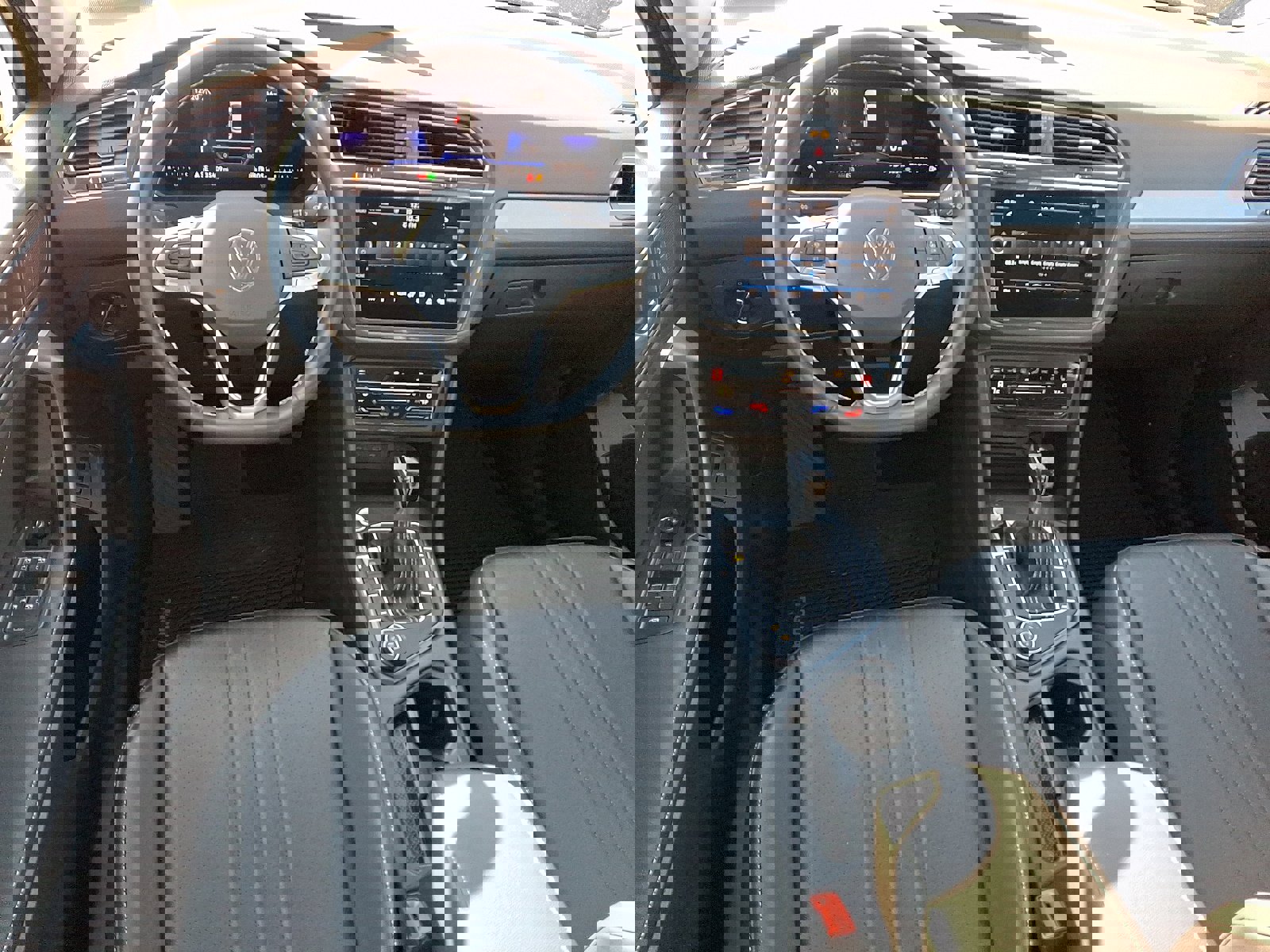 Used 2022 Volkswagen Tiguan SE image 11