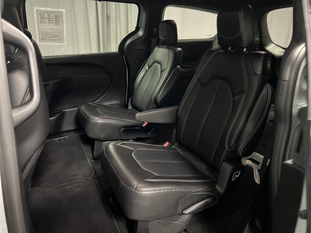 Used 2026 Chrysler Pacifica Select image 22