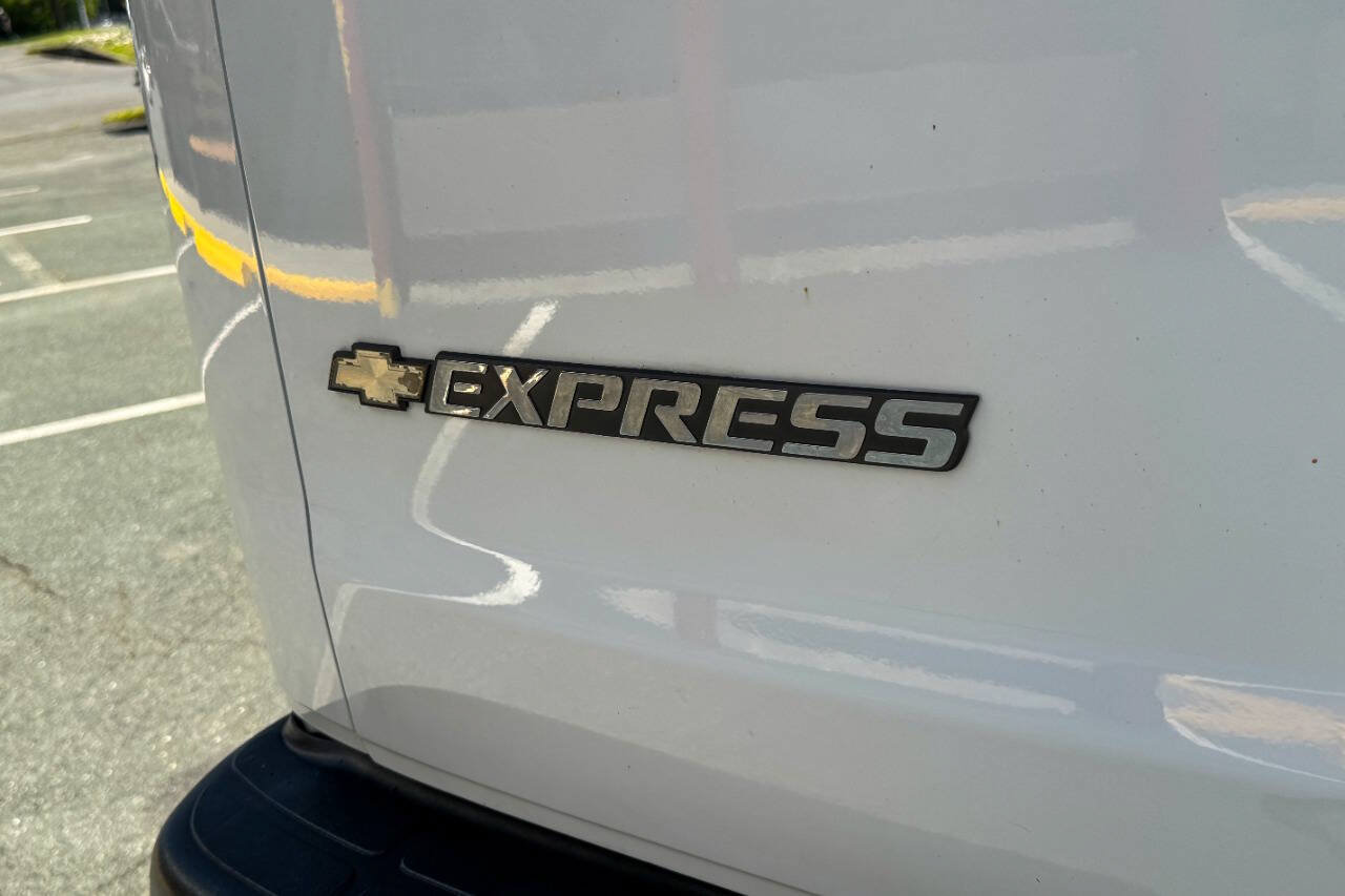 Used 2018 Chevrolet Express 2500 w/ Driver Convenience Package RWD image 18