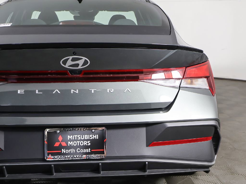 Used 2025 Hyundai Elantra Sport FWD image 15