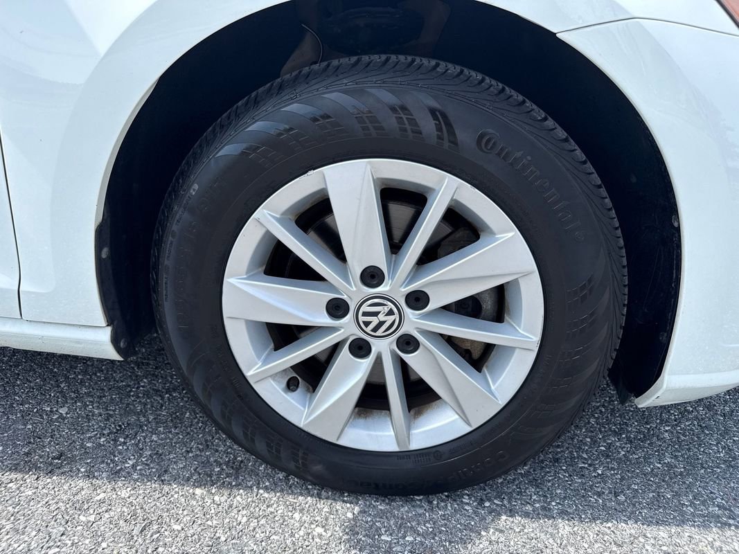 Used 2018 Volkswagen Golf S image 29