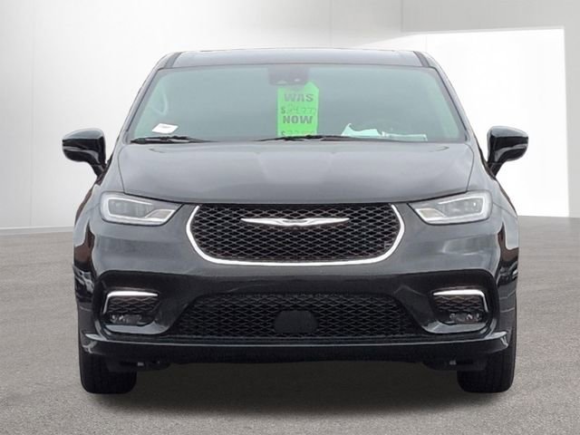 Used 2024 Chrysler Pacifica Touring-L FWD image 2