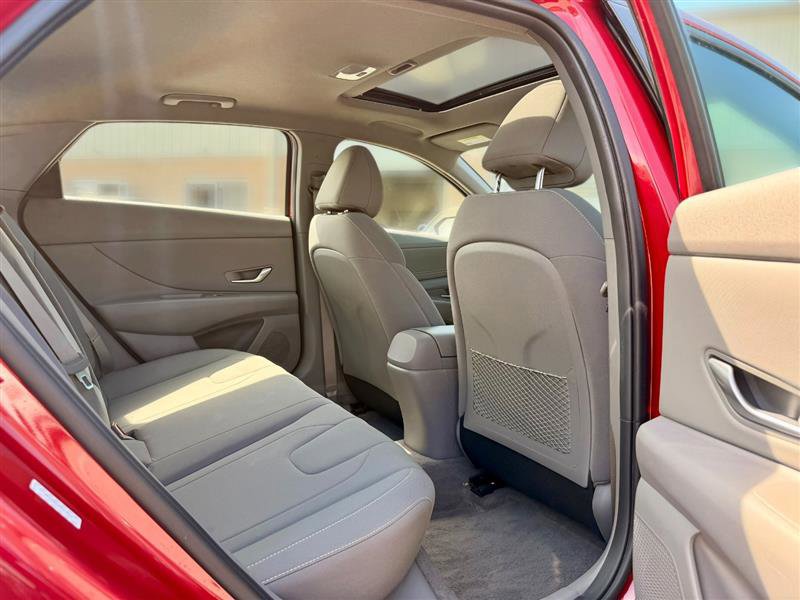 Used 2022 Hyundai Elantra SEL w/ Convenience + Premium Package FWD image 9