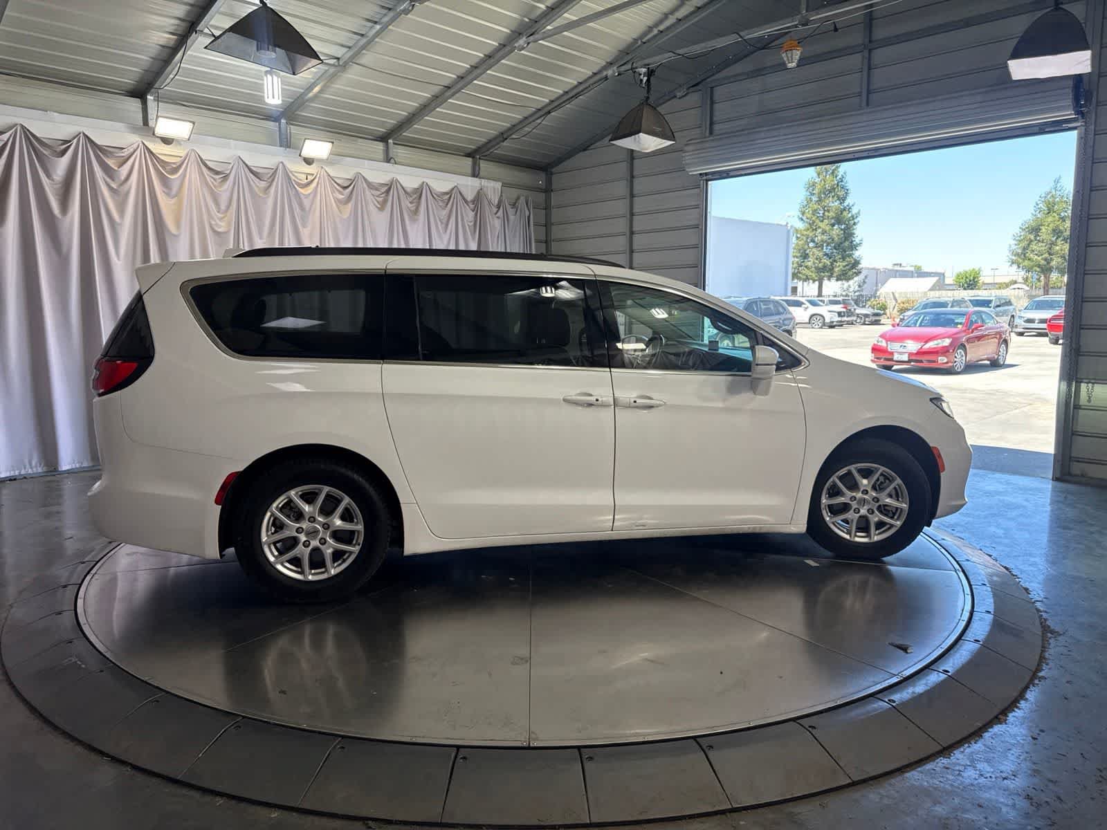 Used 2022 Chrysler Pacifica Touring-L FWD image 4