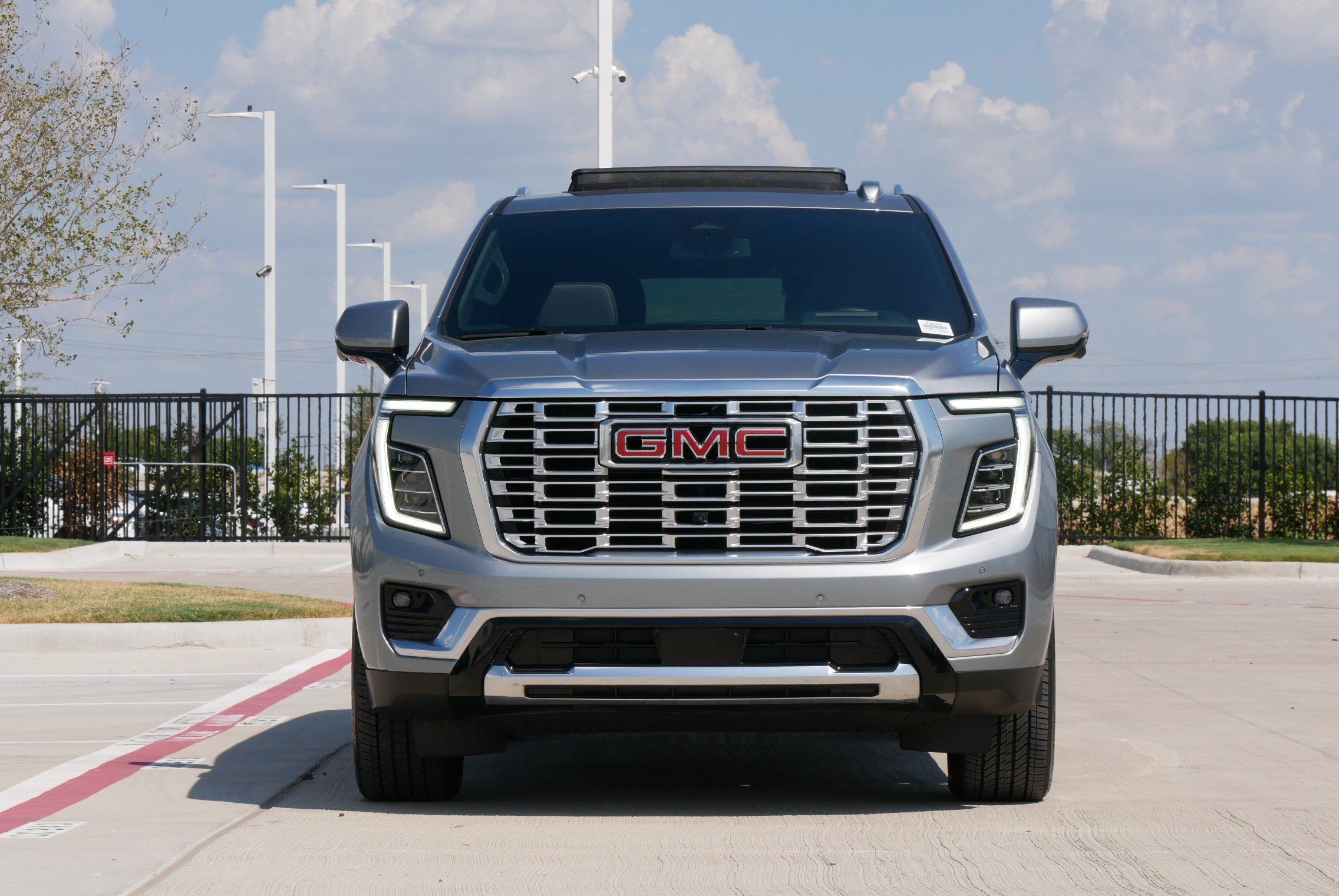Used 2025 GMC Yukon Denali w/ Sun & Power Step Package AWD/4WD image 3