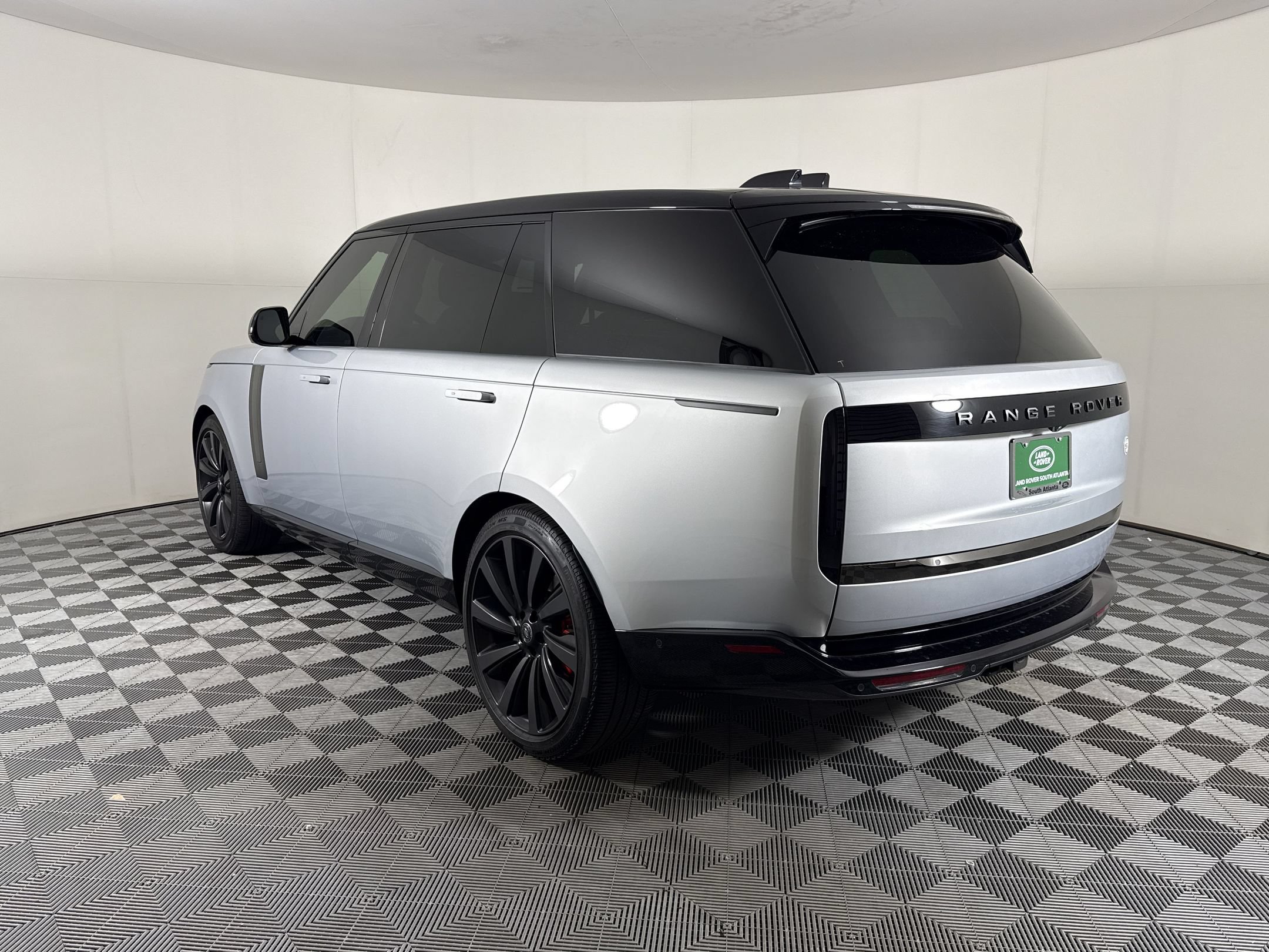 Used 2025 Land Rover Range Rover SV AWD/4WD image 3