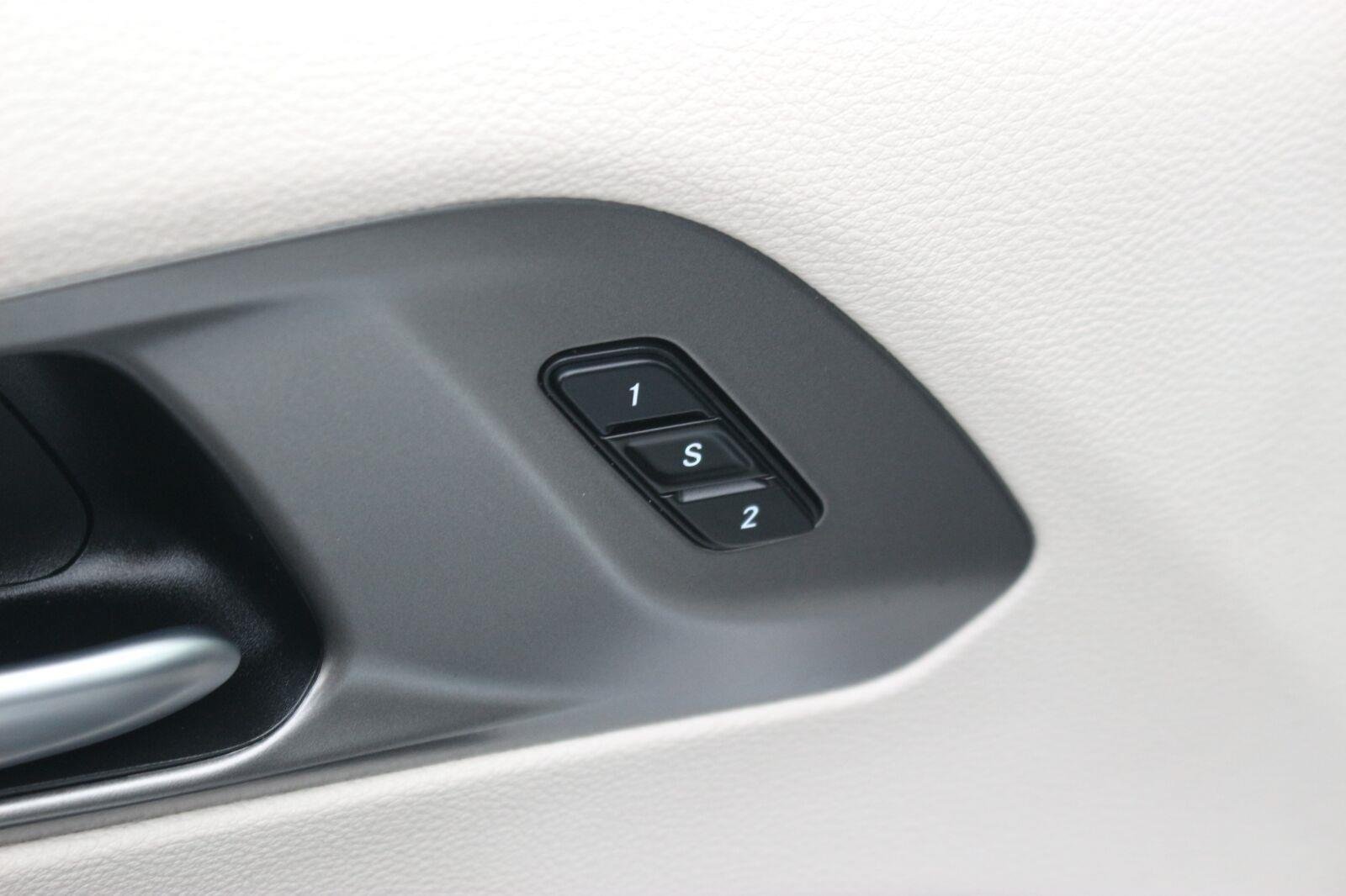 Used 2024 Chrysler Pacifica Touring-L FWD image 13