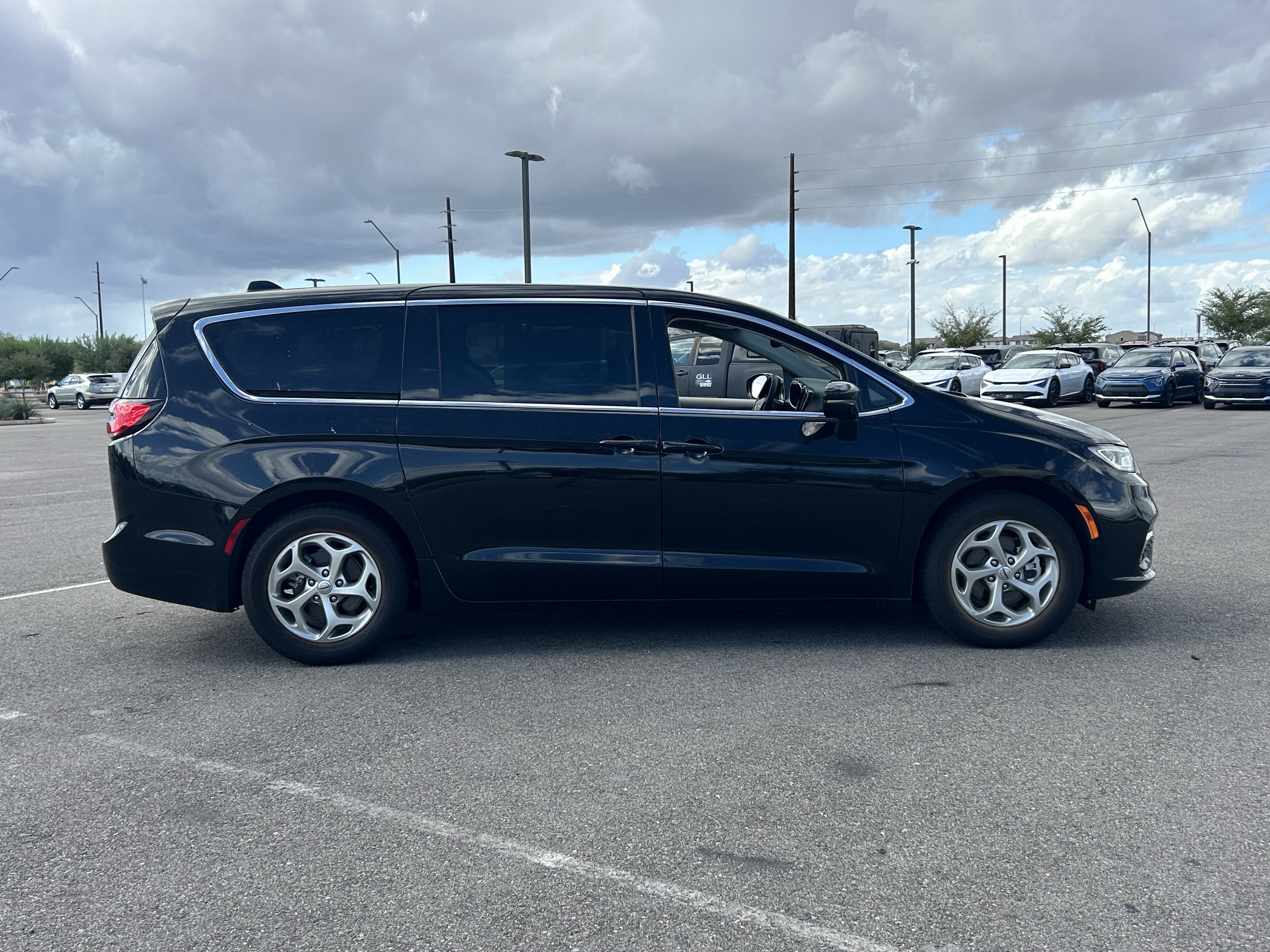 Used 2024 Chrysler Pacifica Limited FWD image 6