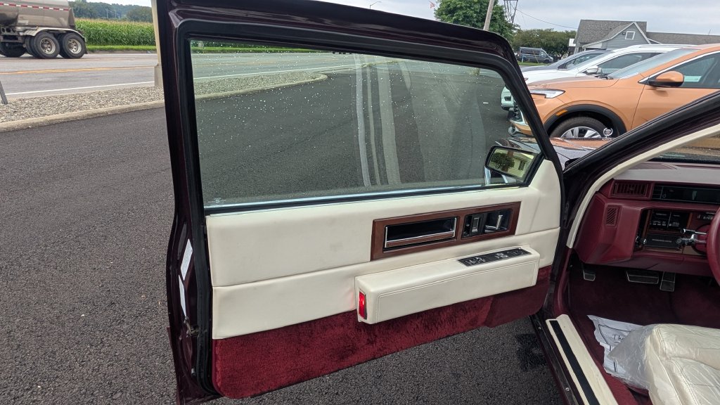 Used 1992 Cadillac Fleetwood Coupe FWD image 6