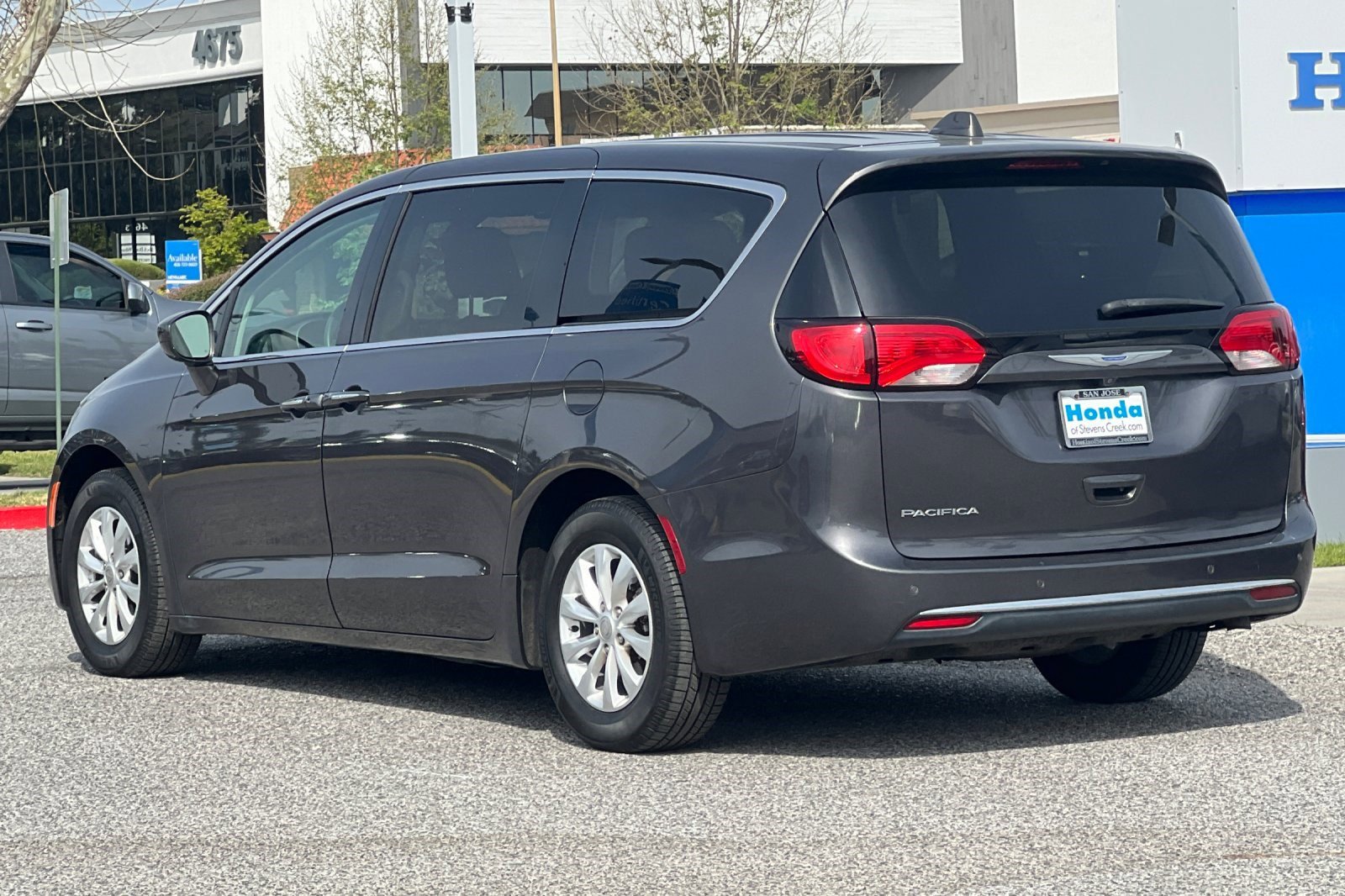 Used 2018 Chrysler Pacifica Touring Plus image 3