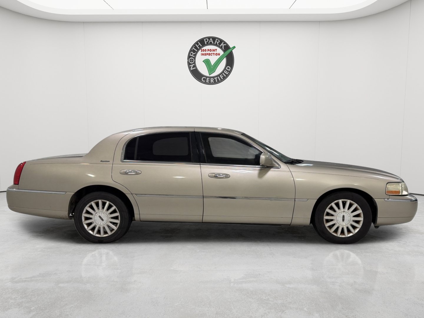 Used 2004 Lincoln Town Car Signature RWD image 6
