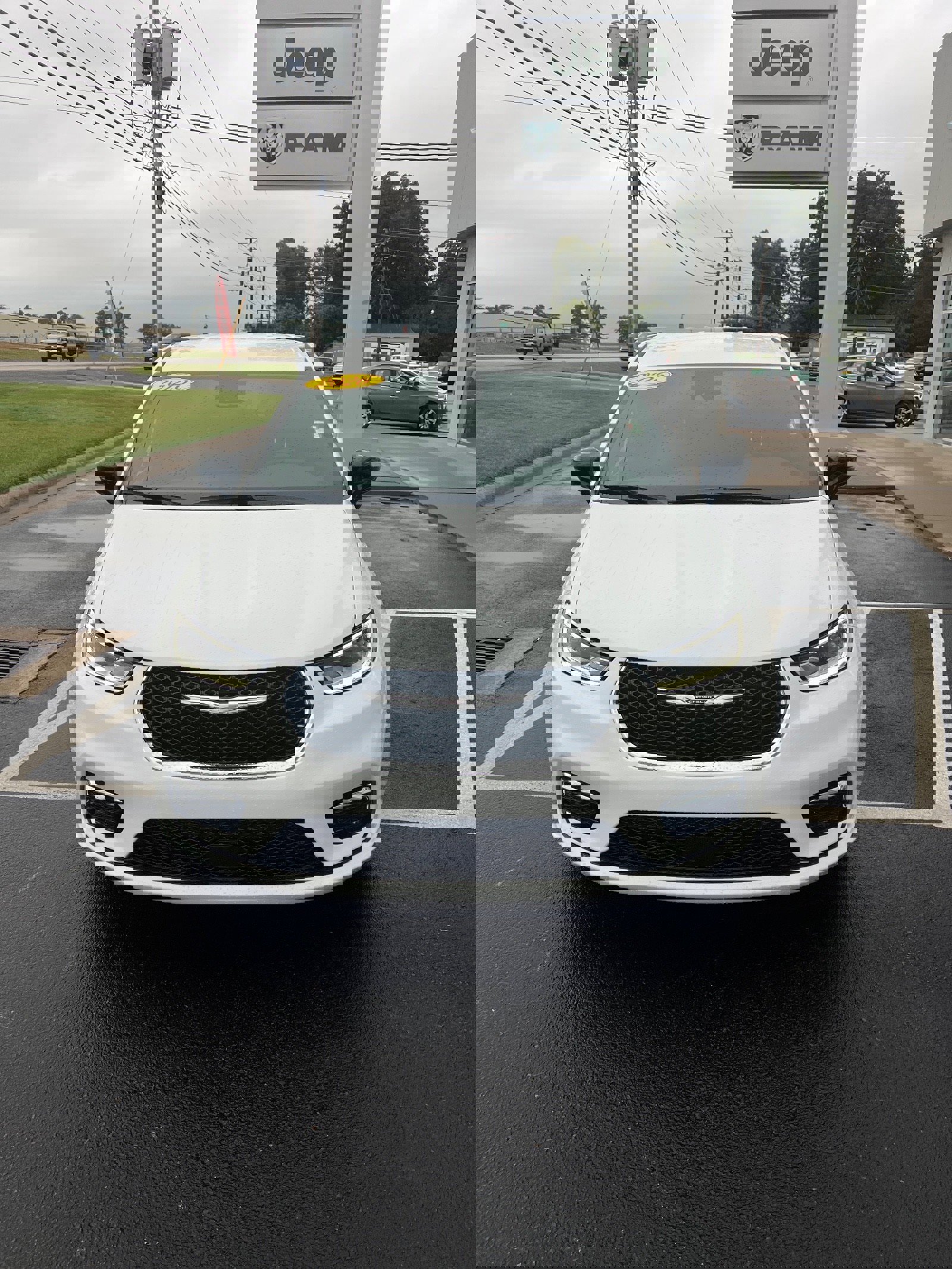 New 2026 Chrysler Pacifica Select image 3