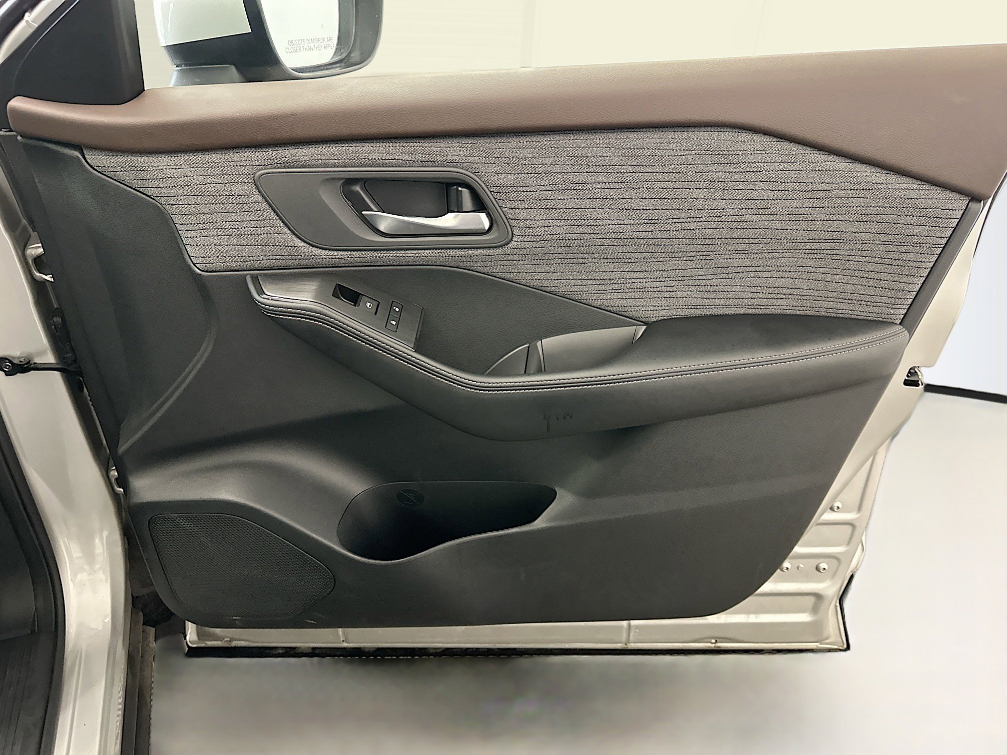 Used 2023 Nissan Rogue SV image 32