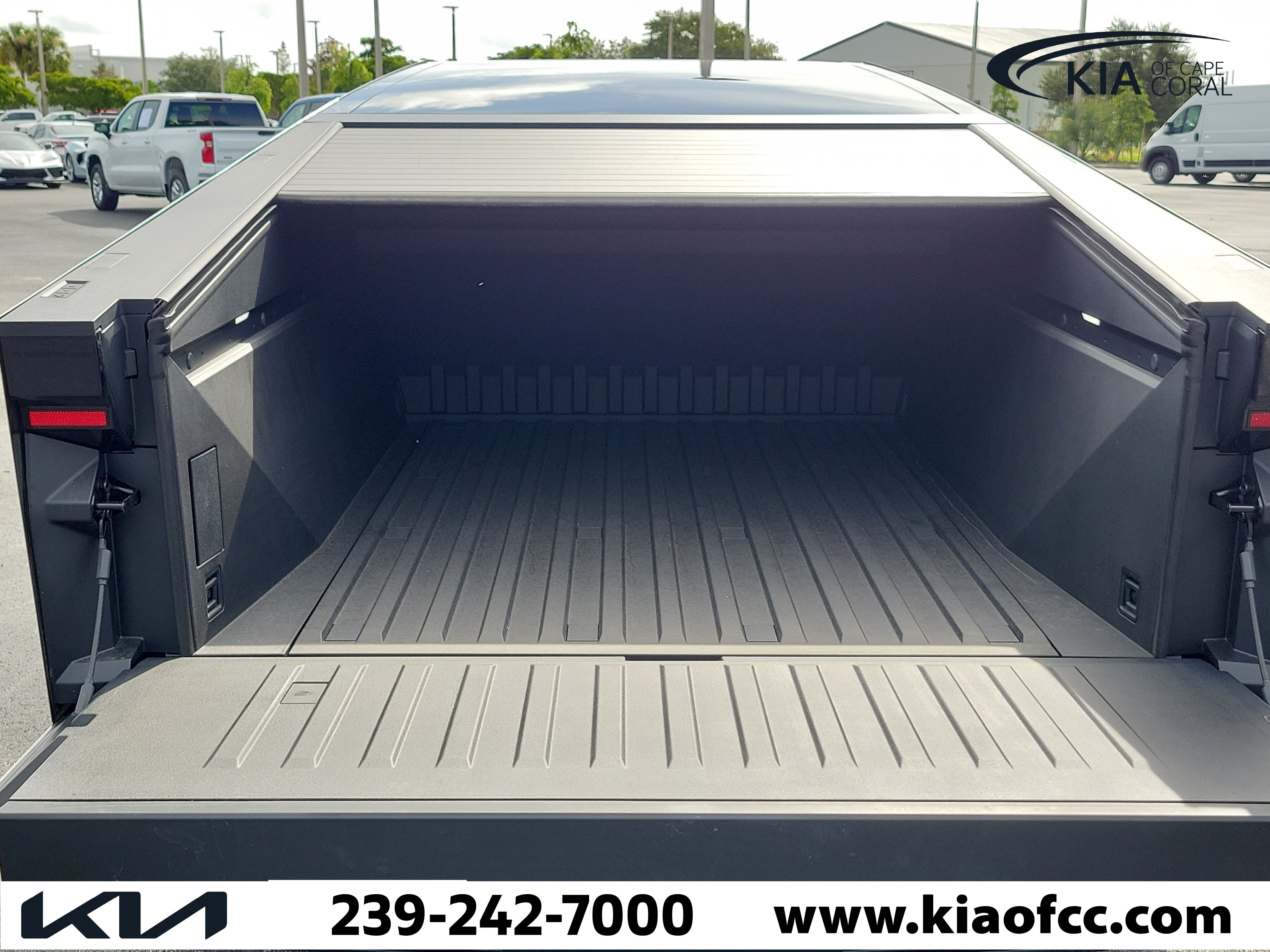Used 2026 Tesla Cybertruck AWD Crew Cab image 10