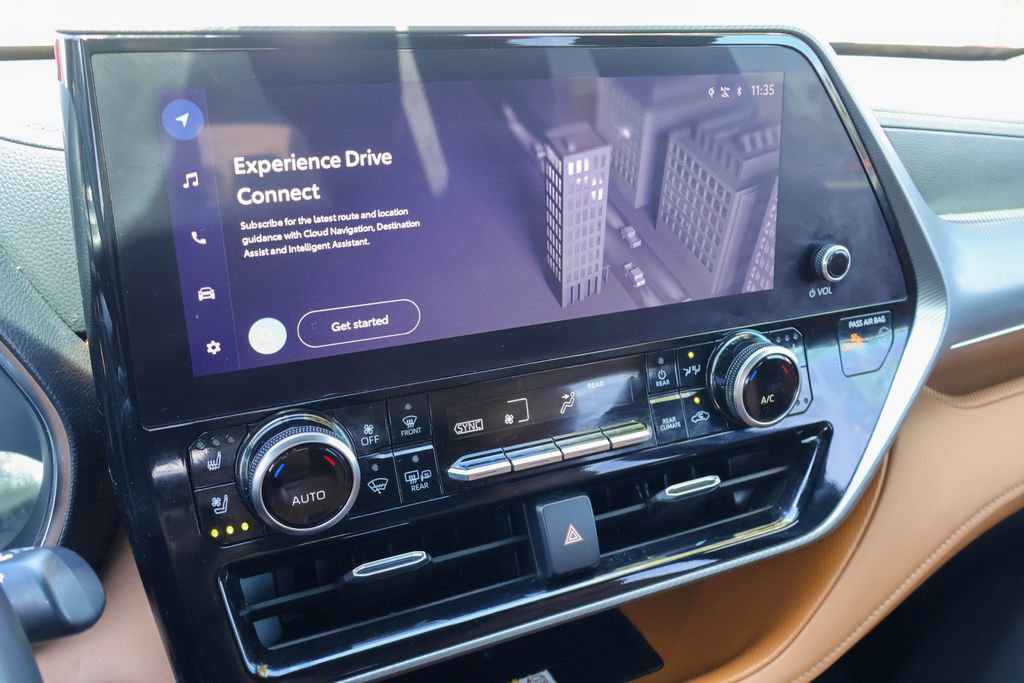 Used 2024 Toyota Highlander Platinum image 3