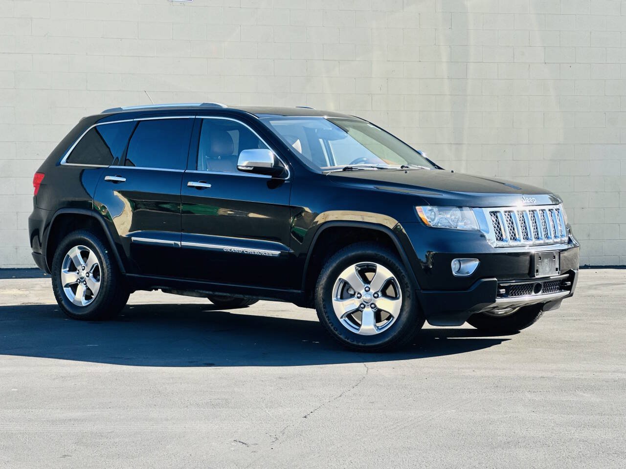 Used 2012 Jeep Grand Cherokee Overland Summit AWD/4WD image 2