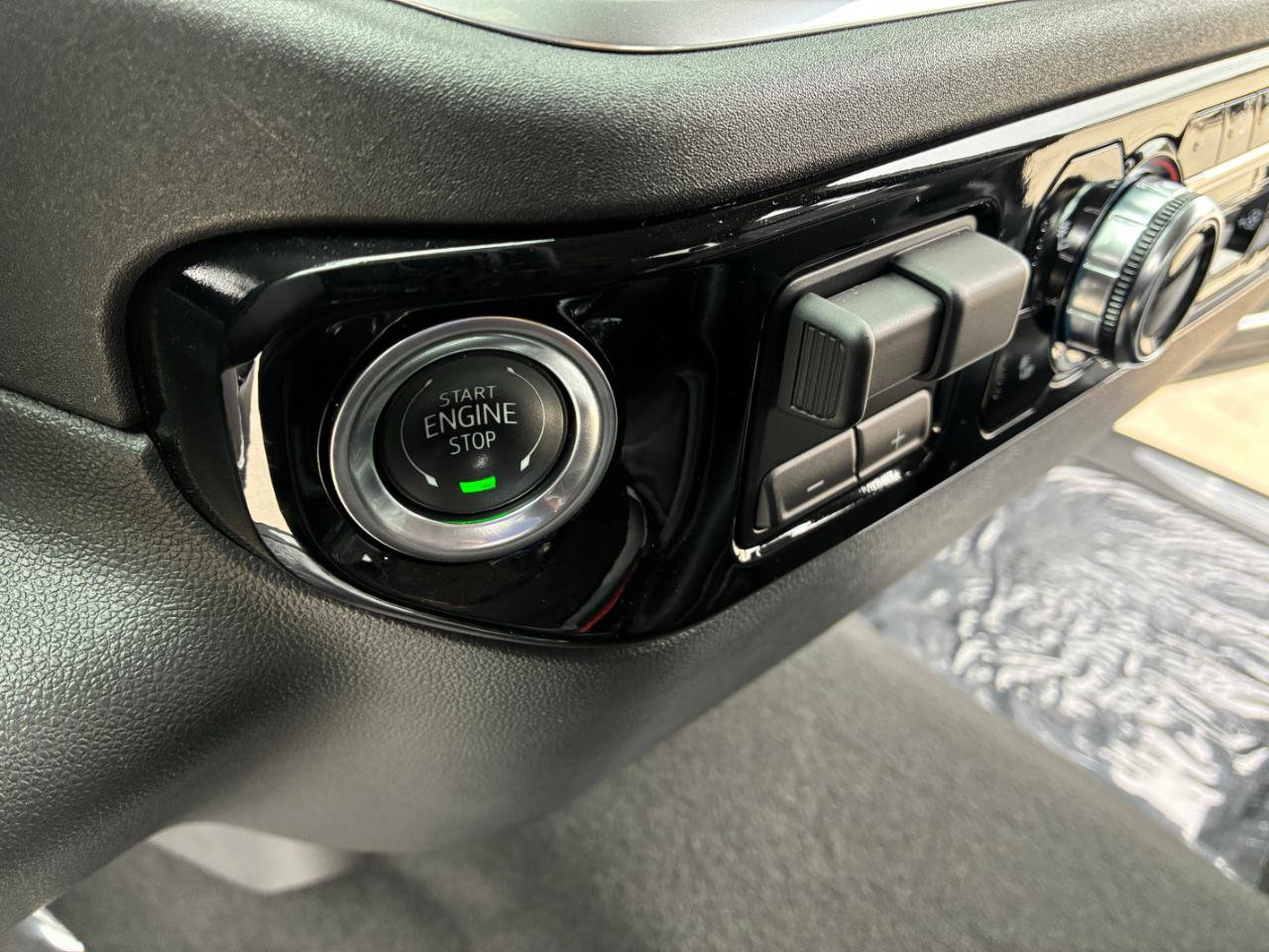 Used 2025 GMC Sierra 1500 SLT AWD/4WD image 27