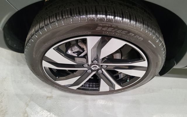 Used 2024 Volvo XC40 B5 Plus w/ Protection Package Premier AWD/4WD image 36