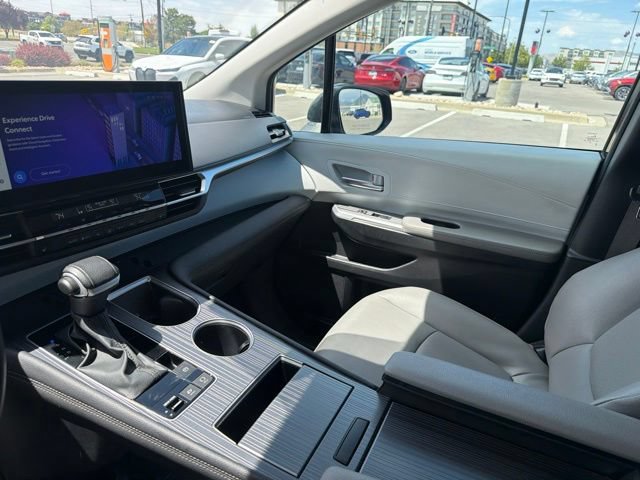 Used 2025 Toyota Sienna XLE FWD image 21