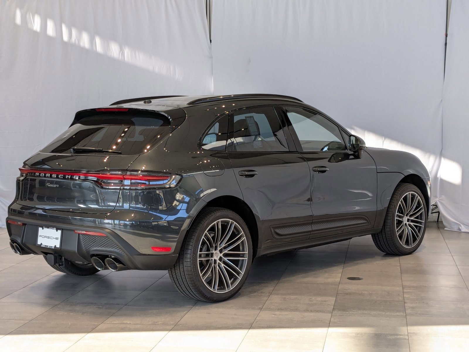 Certified 2025 Porsche Macan image 9