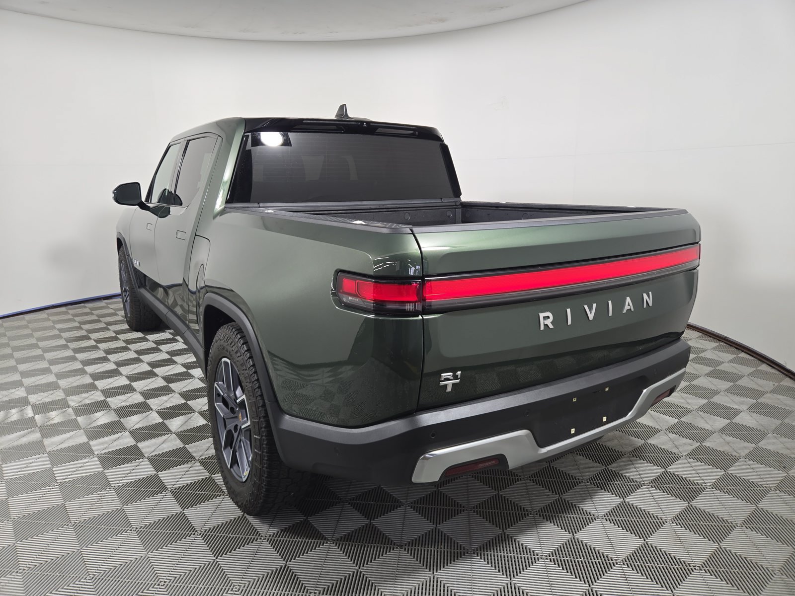 Used 2024 Rivian R1T Adventure Dual AWD/4WD image 3