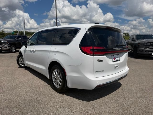 Used 2024 Chrysler Pacifica Touring-L FWD image 9