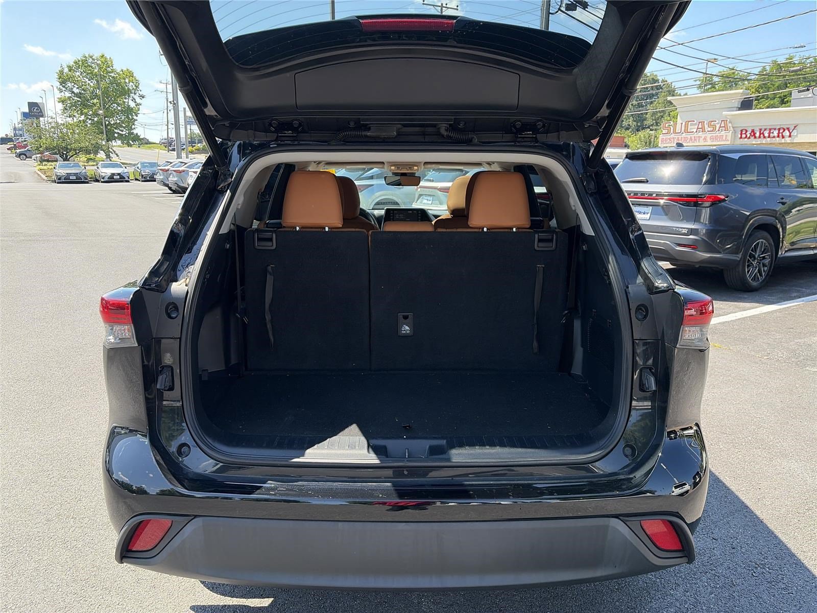 Used 2022 Toyota Highlander XLE AWD/4WD image 13