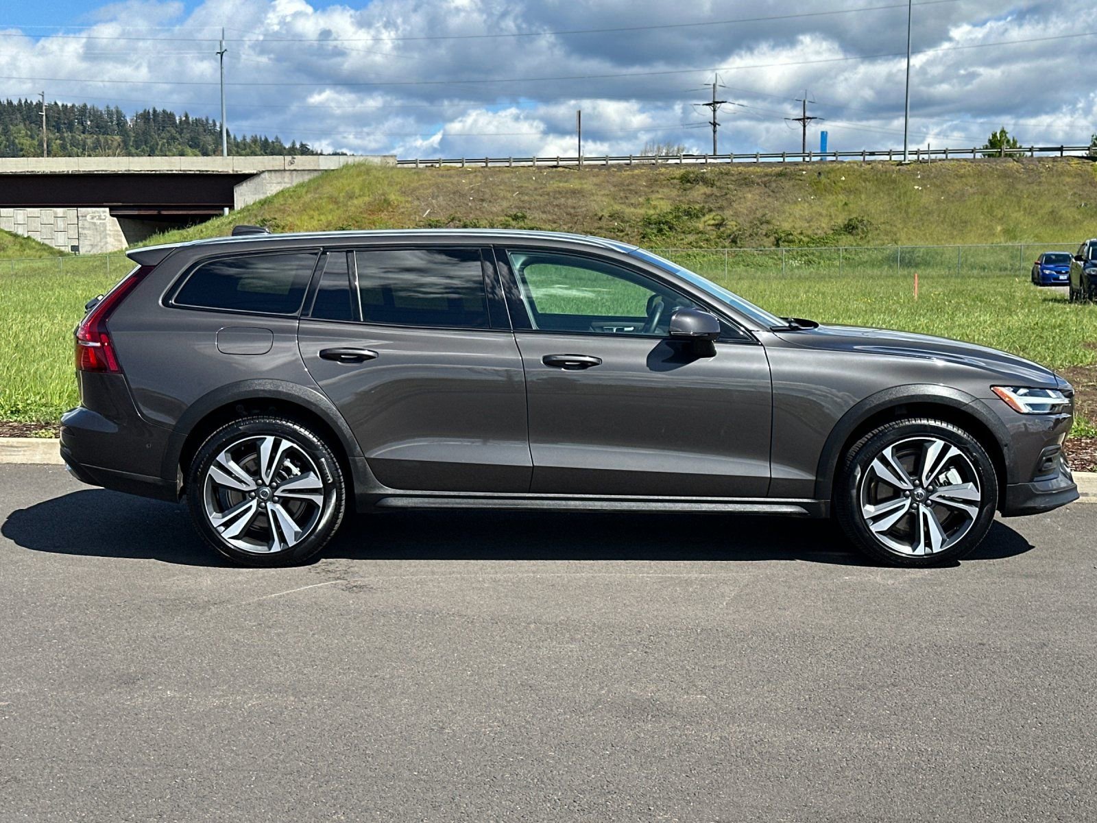 Used 2025 Volvo V60 B5 Cross Country Plus image 2