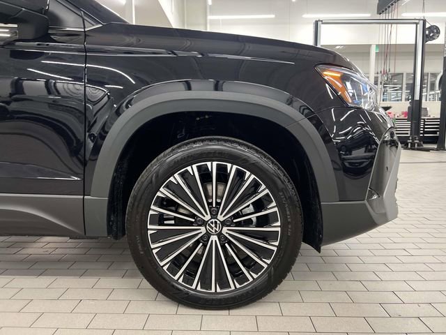 New 2026 Volkswagen Taos SE FWD image 3