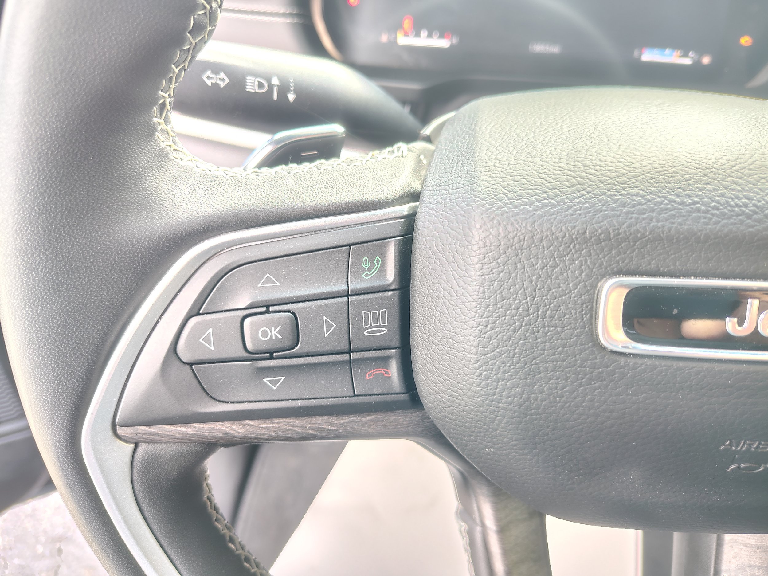 Certified 2024 Jeep Grand Cherokee Limited AWD/4WD image 30