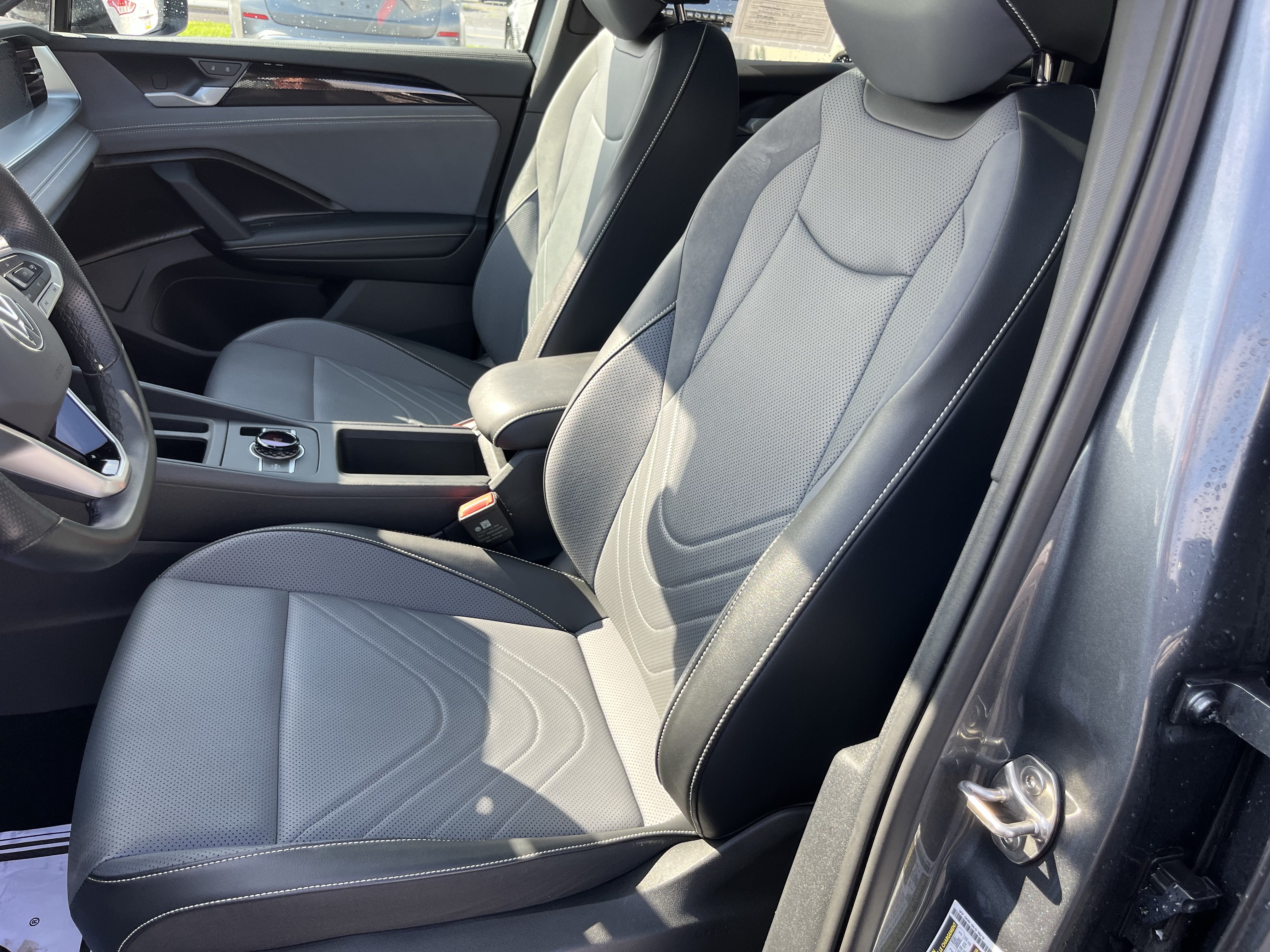 Used 2025 Volkswagen Tiguan SE R-Line AWD/4WD image 16