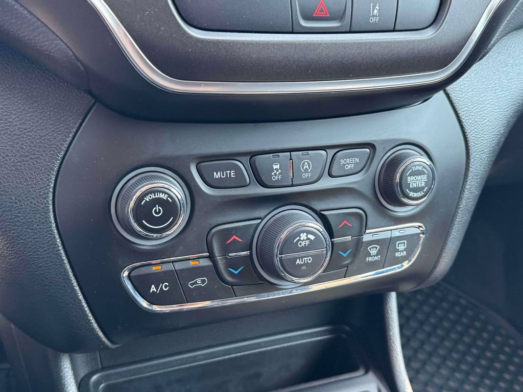 Used 2022 Jeep Cherokee Trailhawk w/ Sun, Sound & Nav Group AWD/4WD image 28