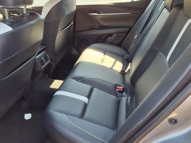 Used 2025 Toyota Camry SE image 6