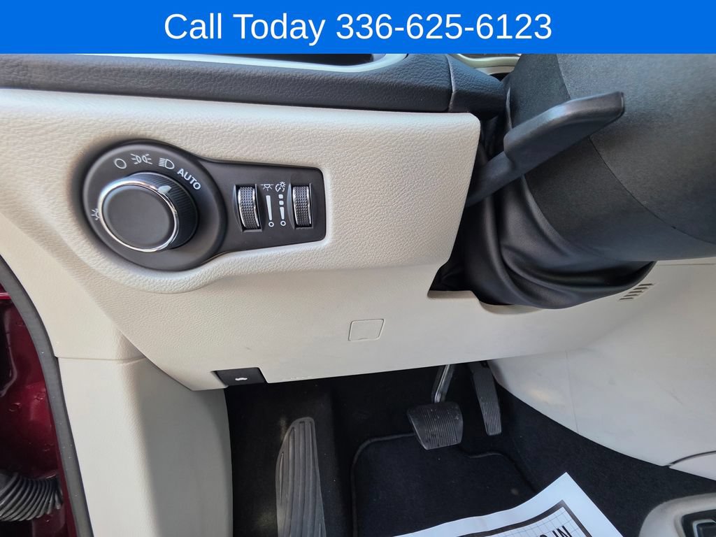 Used 2023 Chrysler Voyager LX FWD image 10