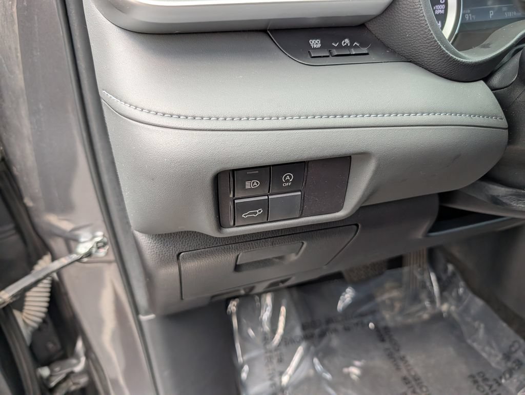 Used 2024 Toyota Highlander LE FWD image 13