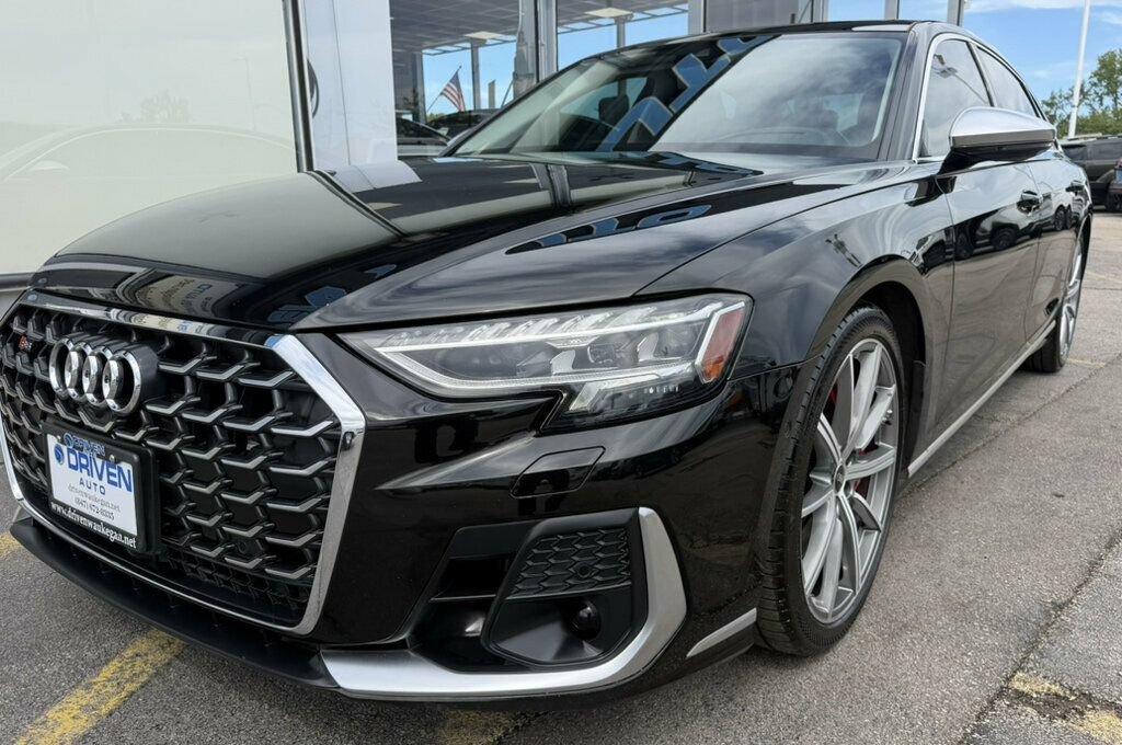 Used 2022 Audi S8 w/ S8 Comfort Plus Package AWD/4WD image 11